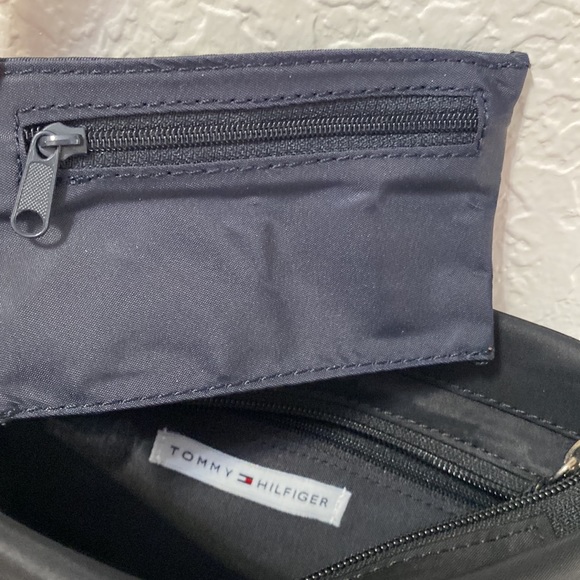 Tommy Hilfiger small crossbody/shoulder bag with coin purse - Picture 5 of 5